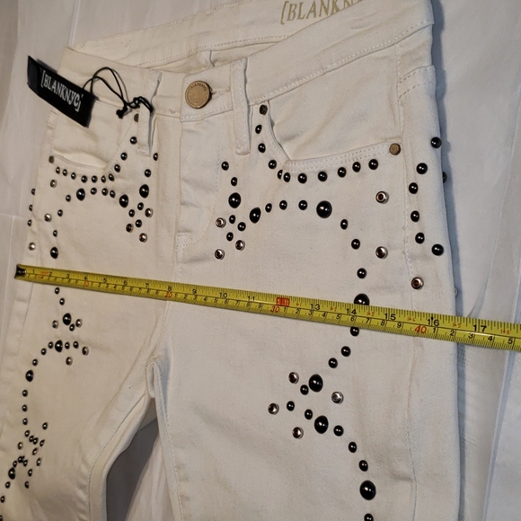 Blank NYC The Intro Jewel/Stud Capri Jeans NEW 🎉HP🎉 - Picture 13 of 17